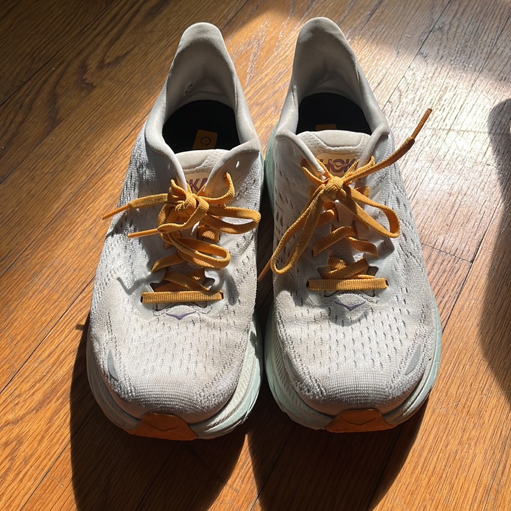 Hoka Clifton 8, size 8 wide, blanc de blanc color